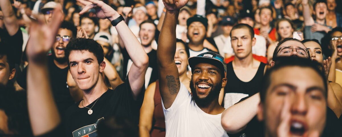 Live band optreden op podium met publiek