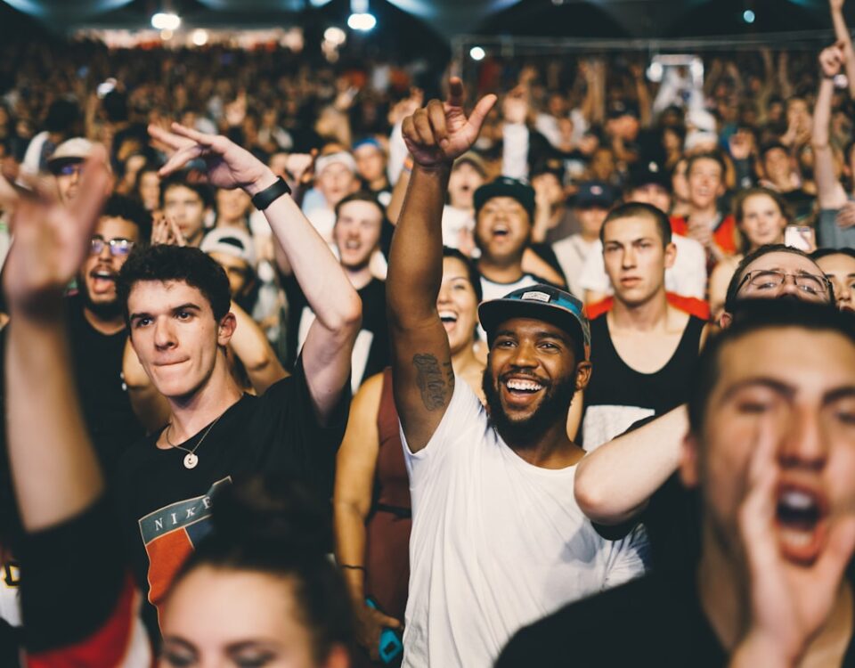 Live band optreden op podium met publiek